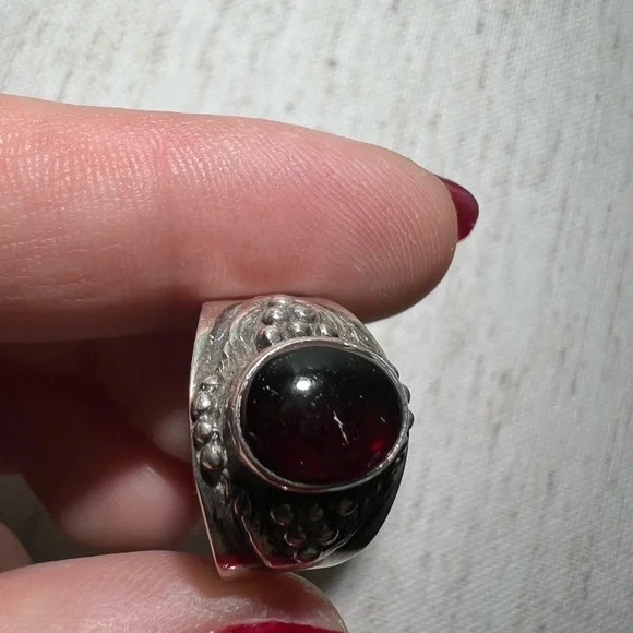 Vintage Sterling silver and garnet wide dome ring - Picture 5 of 15